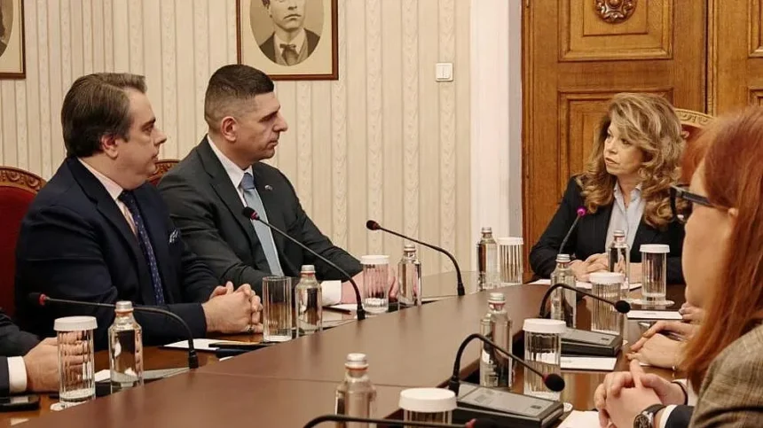 "промяната" прекали. Взе да нарежда на служебния кабинет