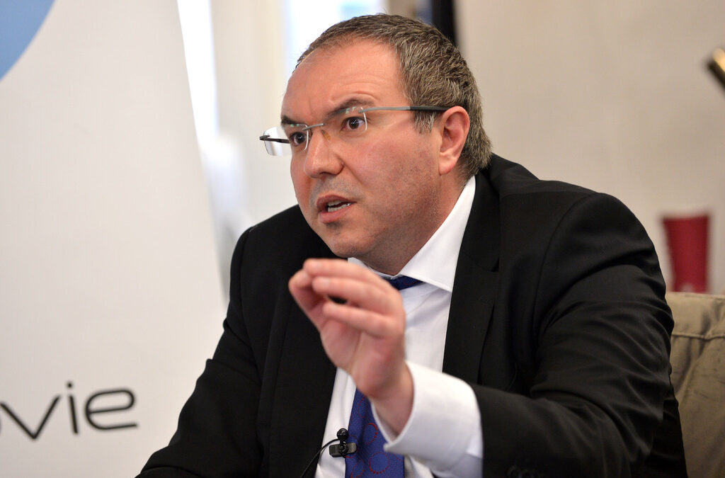 Някой реди проект зад камерите: човек на герб с тежки въпроси към йотова