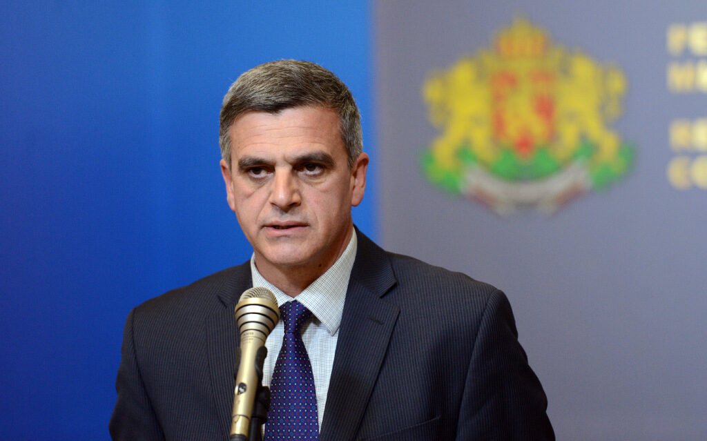 Бивш премиер на радев каза ще се яви ли с него на вота